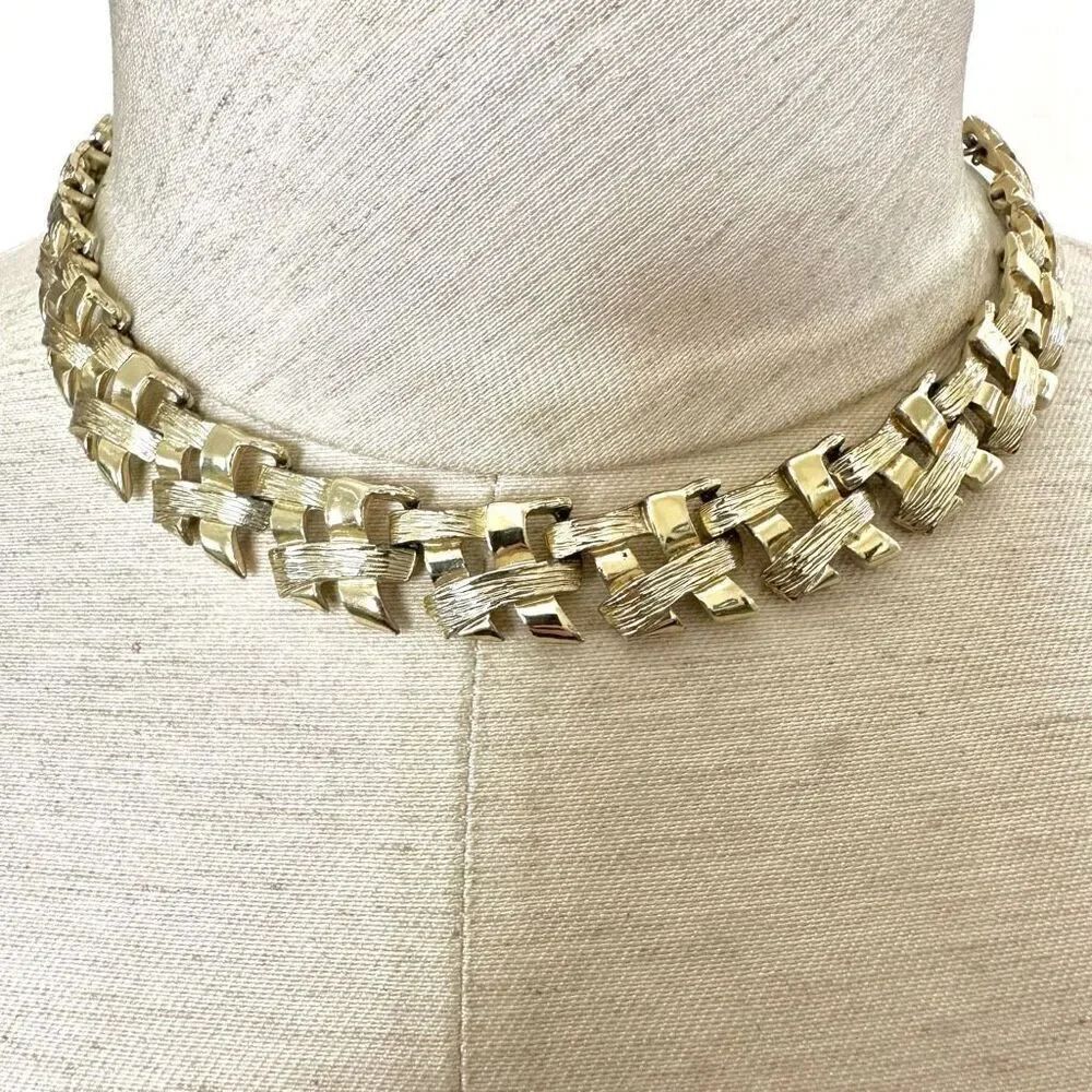 Gold tone vintage necklace